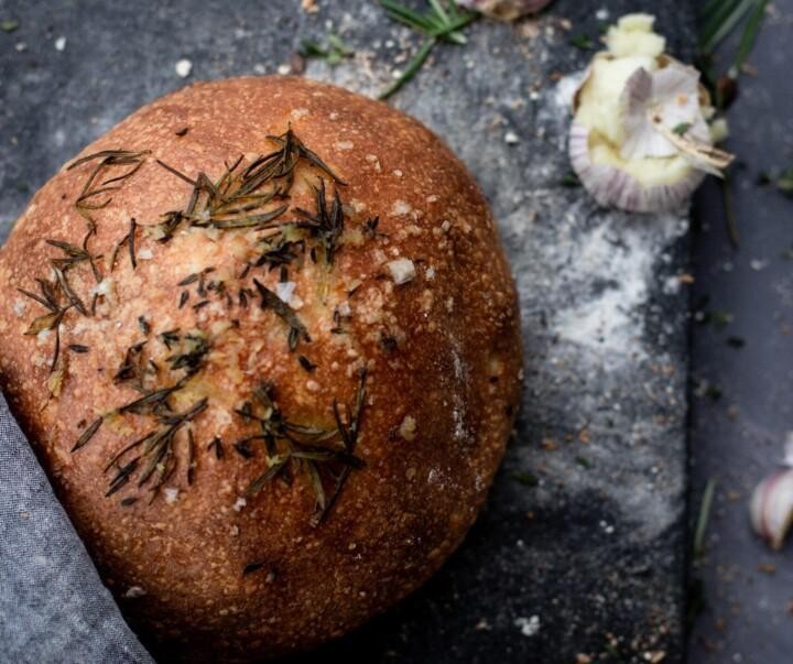 Yrtti-valkosipulifocaccia